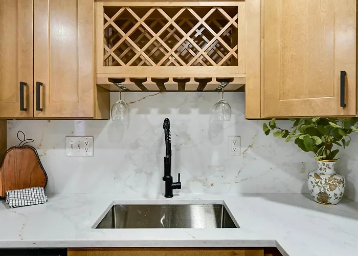 Walk To Beach: Ocean W/ Private Patio Holiday home *