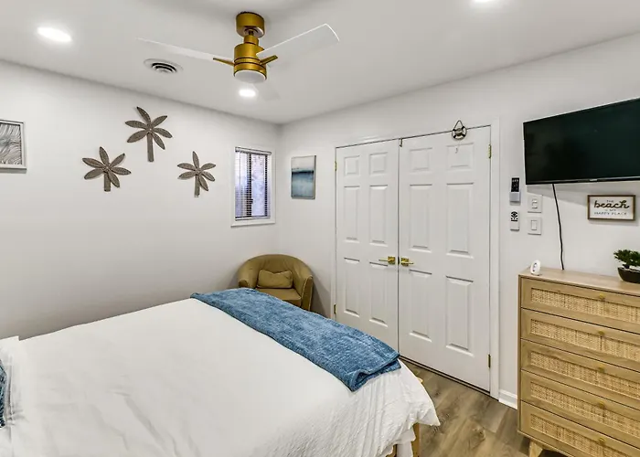 Walk To Beach: Ocean W/ Private Patio Holiday home *