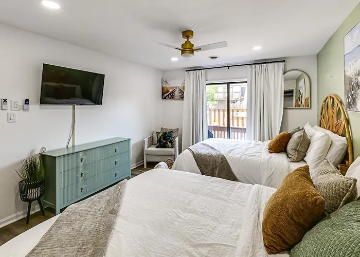 Walk To Beach: Ocean W/ Private Patio Holiday home *