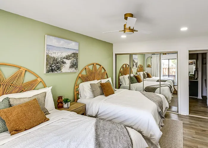 Walk To Beach: Ocean W/ Private Patio Holiday home *