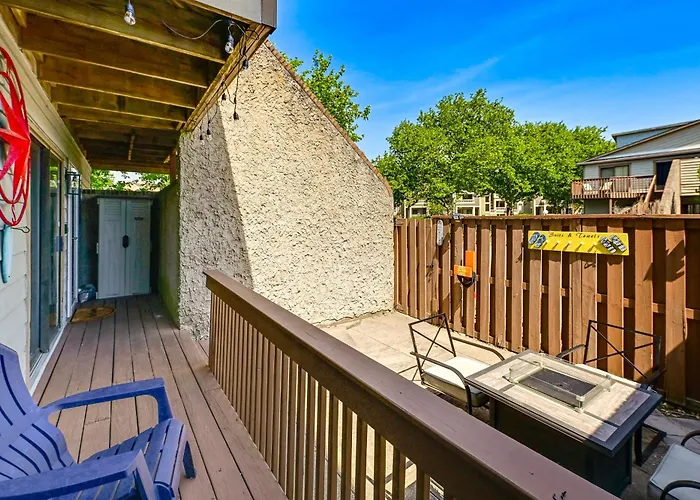 Walk To Beach: Ocean W/ Private Patio Holiday home *