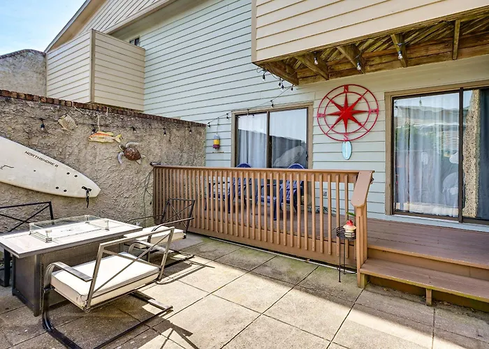 Walk To Beach: Ocean W/ Private Patio Holiday home
