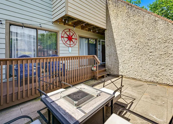 Walk To Beach: Ocean W/ Private Patio Holiday home *