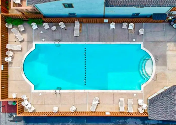 Walk To Beach: Ocean W/ Private Patio Holiday home *