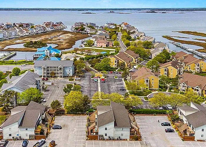 Walk To Beach: Ocean W/ Private Patio Holiday home